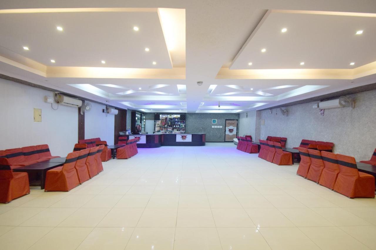Oyo Flagship 24936 C-9 Hotel 3*